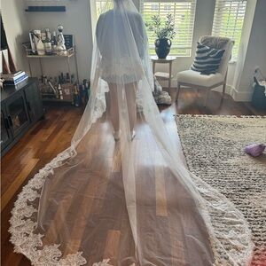 Elegant White Lace Bridal Veil